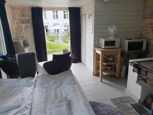 Зона вітальні в Sönerna på Nordgrenska rum med delat badrum