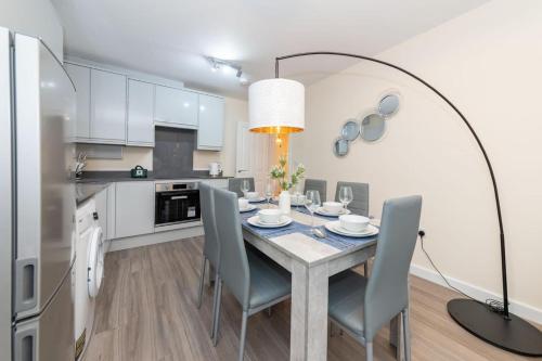 a kitchen and dining room with a table and chairs at 2 Bedroom Flat Free Parking in Reading