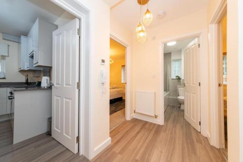 a kitchen with a hallway leading to a bathroom at 2 Bedroom Flat Free Parking in Reading