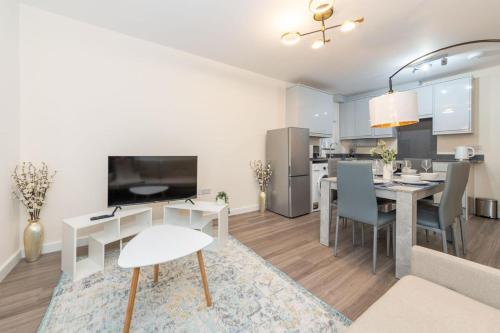 a living room and dining room with a dining table and chairs at 2 Bedroom Flat Free Parking in Reading