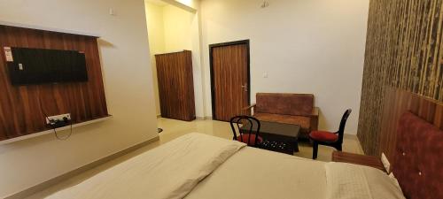 Postel nebo postele na pokoji v ubytování Hotel Shri Kailash Mansarovar