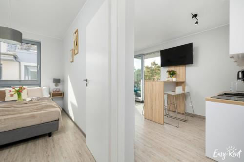Habitación blanca con cama y cocina en Grunwaldzka 12 C22 Easy - Rent Apartments - 50m od plaży en Pobierowo