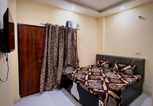 een slaapkamer met een bed en een gordijn bij Hotel Majestic INN in Phagwara