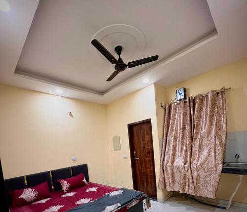 een plafondventilator in een kamer met een bed bij Hotel Majestic INN in Phagwara