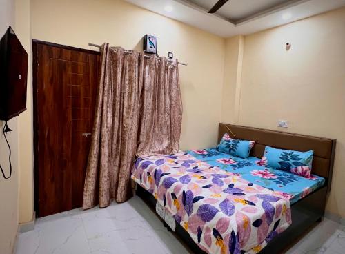 een slaapkamer met een bed met een gordijn en een deur bij Hotel Majestic INN in Phagwara