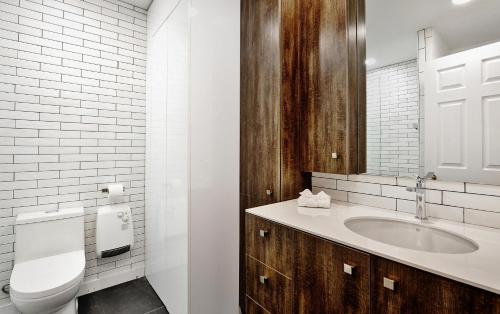 łazienka z toaletą i umywalką w obiekcie Chalets Alpins -11 Chemin Alpin w mieście Stoneham