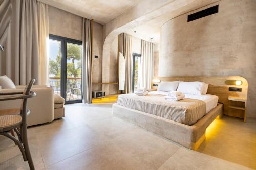 sypialnia z dużym łóżkiem i kanapą w obiekcie Medusa Luxury Suites w mieście Neos Marmaras