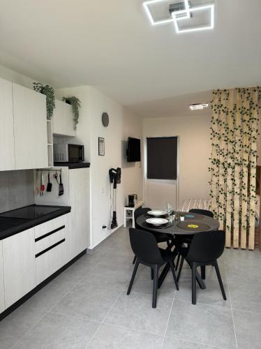 Una cocina y un comedor con mesa y sillas. en PROJECT APARTMENT LAZISE, en Lazise
