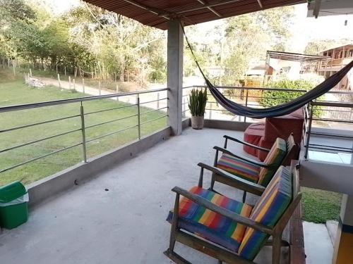 uma cadeira de baloiço sentada no alpendre de uma casa em La Clarita em San Rafael