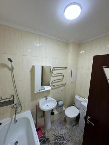 Vonios kambarys apgyvendinimo įstaigoje Квартира