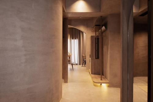 korytarz w domu z betonowymi ścianami w obiekcie Medusa Luxury Suites w mieście Neos Marmaras