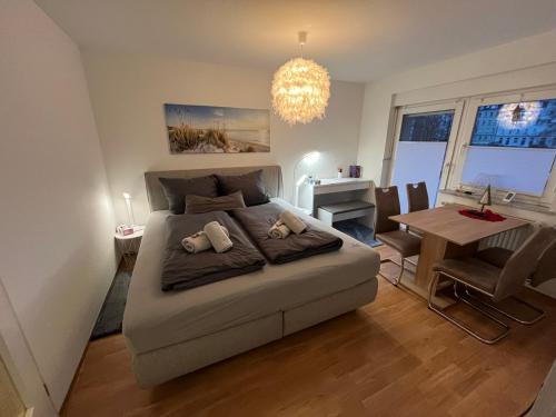 um quarto com uma cama com dois bichos de peluche em Apartment 2 ideal für Familien und Geschäftsreisende ABG69 em Gera