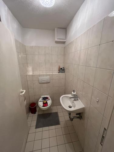 uma pequena casa de banho com lavatório e WC em Apartment 2 ideal für Familien und Geschäftsreisende ABG69 em Gera