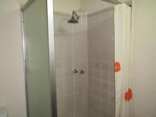 y baño con ducha y puerta de cristal. en Hotel Luigi en San Salvador