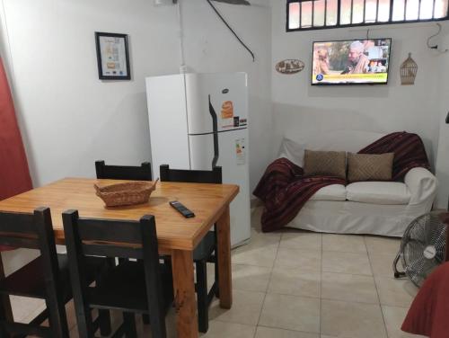 - une salle à manger avec une table et un canapé dans l'établissement Bruna Departamentos, à San Fernando del Valle de Catamarca