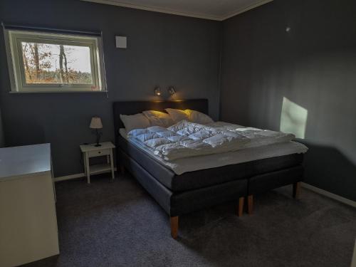 a bedroom with a large bed with a window at Wild Lodge in Nol