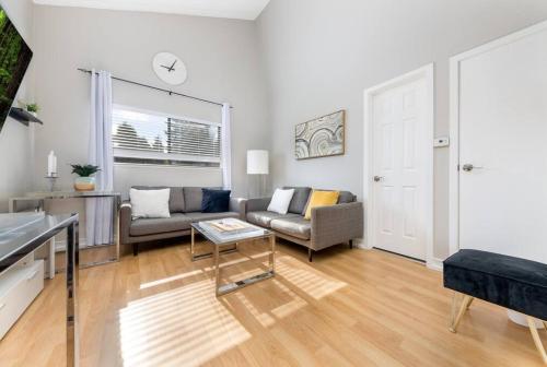 Χώρος καθιστικού στο Auburn River Home