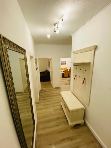 um quarto com um espelho e uma sala de vestir em Beautiful Apartment I 4 Beds I Fast WiFi I Kitchen em Bielefeld