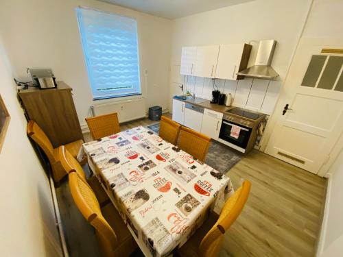 uma cozinha com uma mesa com uma toalha de mesa em Beautiful Apartment I 4 Beds I Fast WiFi I Kitchen em Bielefeld