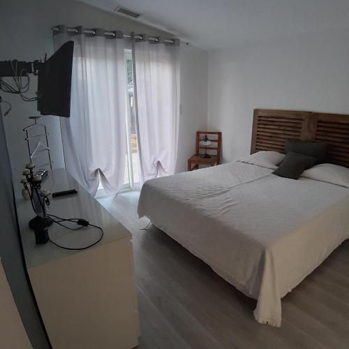 - une chambre avec un lit et un appareil photo sur un tripode dans l'établissement Blue Maldives, à Argeliers