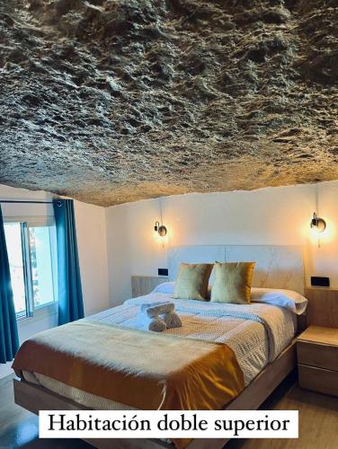 Postel nebo postele na pokoji v ubytování Cueva Luxe Las Calcetas