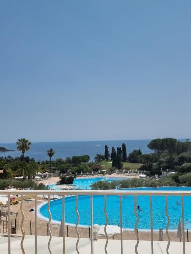 - une vue sur la piscine depuis le balcon du complexe dans l'établissement Village Cap Esterel, P2 face golf et mer, à Agay