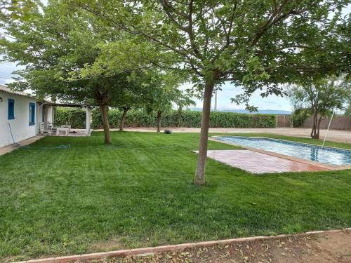 un patio con piscina y árboles en Villalegría. Casa de campo cercana a Puy du Fou, en Totanés