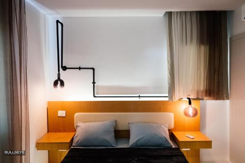 un dormitorio con una cama con dos almohadas en El Gouna La Siesta Apartment, en El Gouna