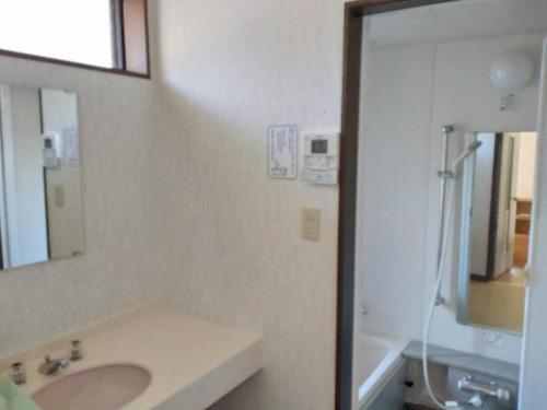 W łazience znajduje się umywalka i lustro. w obiekcie Ten Ten Go Shibu Kawa - Vacation STAY 41956v w mieście Ono