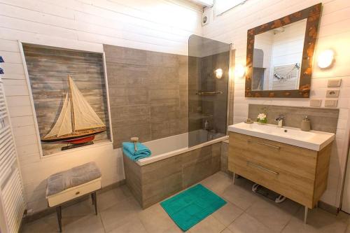 La salle de bains est pourvue d'un lavabo et d'une baignoire. dans l'établissement Atypical house near ARLES, Camargue, à Fourques