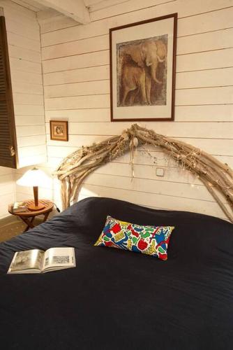 - un lit avec un oreiller et un livre dans l'établissement Atypical house near ARLES, Camargue, à Fourques