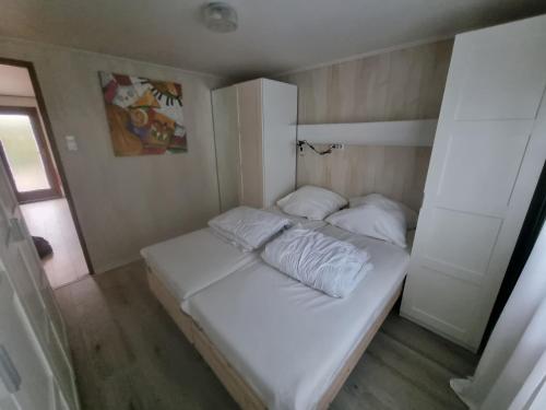 Ein Bett oder Betten in einem Zimmer der Unterkunft Chalet E 200 de Holle Poarte in Makkum