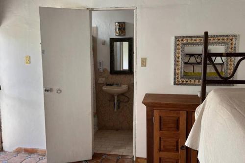 a bathroom with a sink and a mirror at Residencia a 15min de San Miguel de Allende p/20 personas in Atotonilco