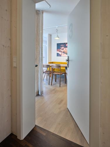 a door leading into a dining room with a table at Haus Fünf mit 2 Apartments und Studio-Loft mit Terrasse in Melk