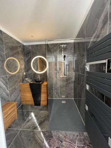 une salle de bain avec douche et lavabo dans l'établissement Villa Romaine, à Vaison-la-Romaine