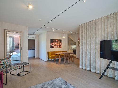 ein Wohnzimmer mit einem Tisch und einem Esszimmer in der Unterkunft Haus Fünf mit 2 Apartments und Studio-Loft mit Terrasse in Melk