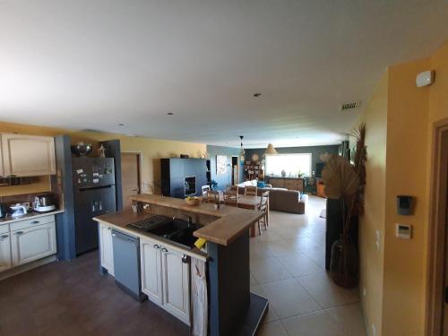 - une cuisine et un salon avec un comptoir et une table dans l'établissement Maison de vacances avec piscine à 5mn d'Uzes, à Saint-Maximin