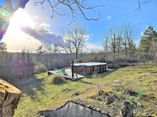 a wooden cabin in the middle of a field at Maison de campagne, au calme. in Carlux