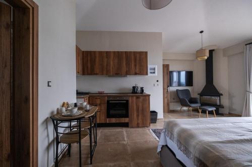Habitación con cama y cocina con mesa en Blue Crystal View, en Kavala