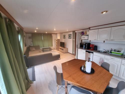 Küche/Küchenzeile in der Unterkunft Chalet E 200 de Holle Poarte in Makkum