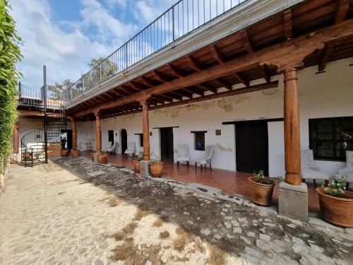 an outdoor patio with potted plants in a building at Central Hostel San Sebastian in Antigua Guatemala