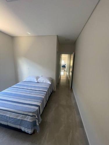 Ένα ή περισσότερα κρεβάτια σε δωμάτιο στο Casa nova e aconchegante
