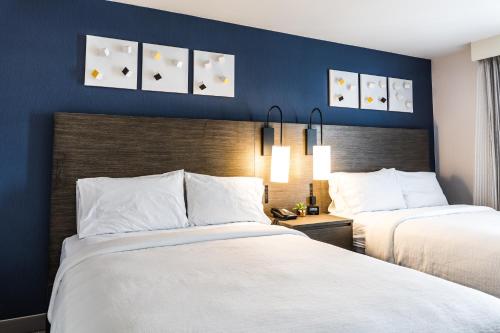 Ένα ή περισσότερα κρεβάτια σε δωμάτιο στο Embassy Suites by Hilton Tulsa I-44