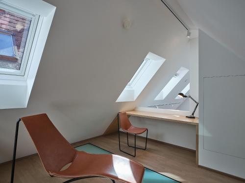 a room with a desk and a chair at Haus Fünf mit 2 Apartments und Studio-Loft mit Terrasse in Melk