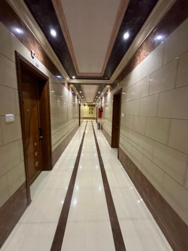 a long hallway in a building with a long corridor at الديوان النجدي للشقق المخدومة اقتصادي in Ukaz
