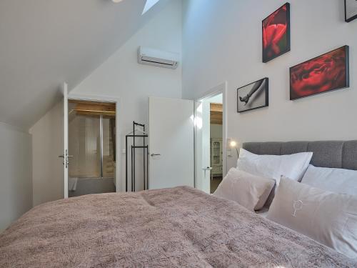 a white bedroom with a large bed with white pillows at Haus Fünf mit 2 Apartments und Studio-Loft mit Terrasse in Melk