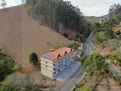 uma vista aérea de um edifício numa estrada em Pousada João & Maria em Santa Maria Madalena