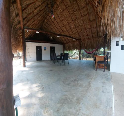einem großen Pavillon mit Stühlen und Tischen in der Unterkunft Cabaña Palmeras del Viento in San Bernardo del Viento