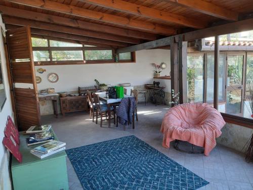 ein Wohnzimmer mit einem Tisch und einem Esszimmer in der Unterkunft Cammini di Sale - inside the Salt Pans WWF Oasis - 5km far from Trapani in Torre Nubia