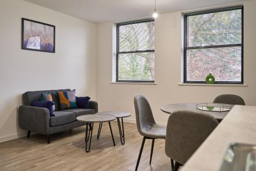 - un salon avec un canapé et une table dans l'établissement Host & Stay - 23 Waterside Place, à Taunton